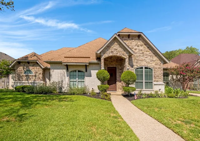 Photo 1 of Single family home for sale at 1904 Melbourne Dr, Arlington, TX 76013 | MLS# 21345867 | Listing updated on 2026-08-29