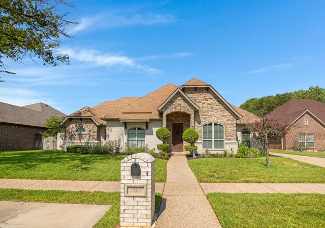 Photo 2 of Single family home for sale at 1904 Melbourne Dr, Arlington, TX 76013 | MLS# 21345867 | Listing updated on 2026-08-29