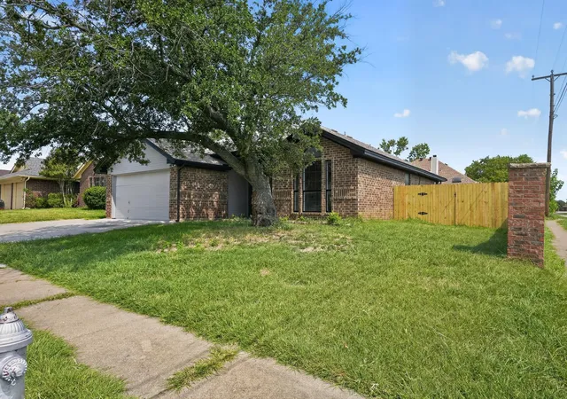 2nd image of 6057 Hillglen Dr, Watauga, TX 76148 | MLS# 21351268