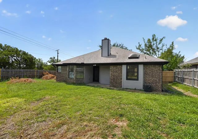 3rd image of 6057 Hillglen Dr, Watauga, TX 76148 | MLS# 21351268