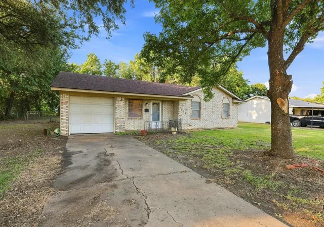Photo 2 of Single family home for sale at 1008 Yeager St, Honey Grove, TX 75446 | MLS# 21351297 | Listing updated on 2026-08-31