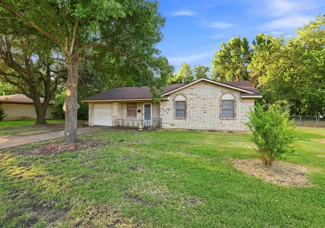 3rd image of 1008 Yeager St, Honey Grove, TX 75446 | MLS# 21351297