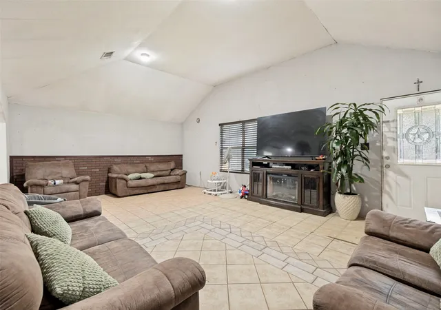 2nd image of 6625 Speight St, Dallas, TX 75232 | MLS# 21351294
