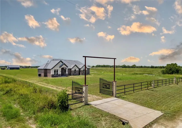 Photo 4 of Single family home for sale at 809 Vz County Road 2623, Wills Point, TX 75169 | MLS# 21349543 | Listing updated on 2026-08-08
