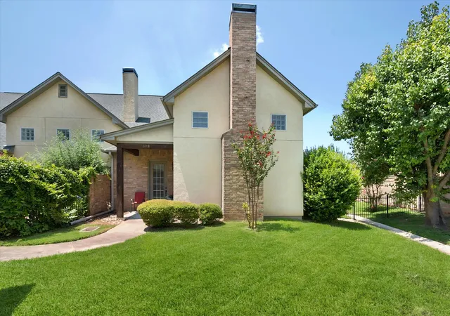 Townhouse for sale at 6668 Shady Glen Cir, Fort Worth, TX 76132 | MLS# 21349875