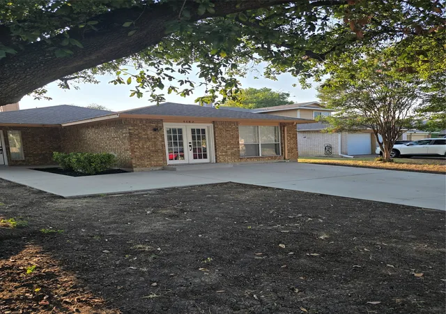 2nd image of 3182 Cross Creek Cir, Grand Prairie, TX 75052 | MLS# 21349738