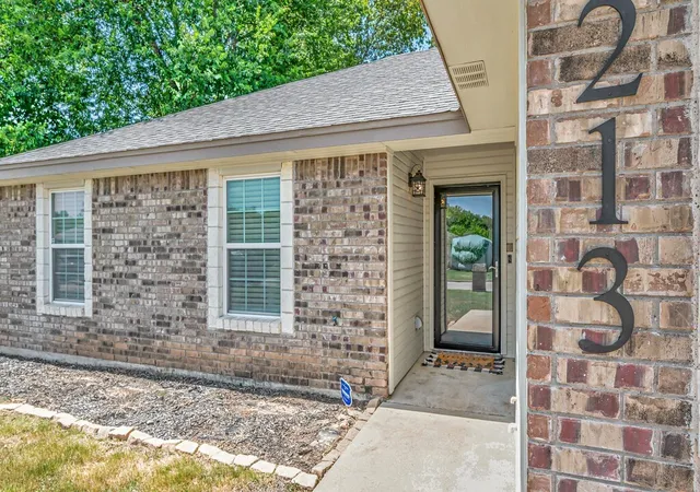 Photo 2 of Single family home for sale at 213 Woodlands Blvd, Waco, TX 76705 | MLS# 21331438 | Listing updated on 2026-08-21