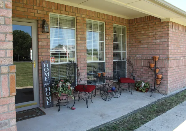 Photo 3 of Single family home for sale at 166 Meadowview Cir, Van Alstyne, TX 75495 | MLS# 21348931 | Listing updated on 2026-08-29