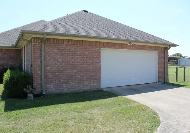 Photo 3 of Single family home for sale at 166 Meadowview Cir, Van Alstyne, TX 75495 | MLS# 21348931 | Listing updated on 2026-08-29