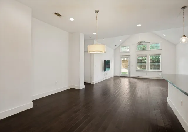 3rd image of 629 Bishop Heights Ln, Dallas, TX 75208 | MLS# 21351716