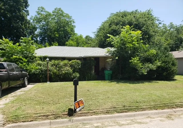 Photo 1 of Sale Pending at 516 S Weaver St, Gainesville, TX 76240 | MLS# 21351502 | Listing updated on 2026-10-04
