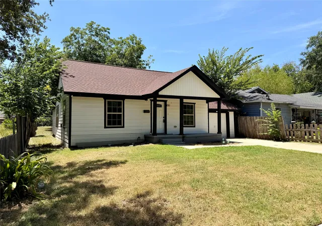 1st image of 105 W Damon St, Terrell, TX 75160 | MLS# 21349951