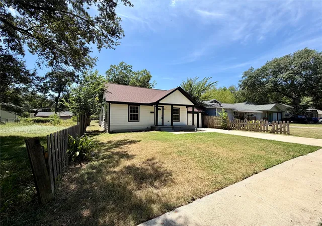 2nd image of 105 W Damon St, Terrell, TX 75160 | MLS# 21349951