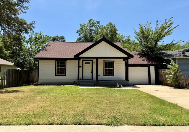 Photo 3 of Single family home for sale at 105 W Damon St, Terrell, TX 75160 | MLS# 21349951 | Listing updated on 2026-10-05