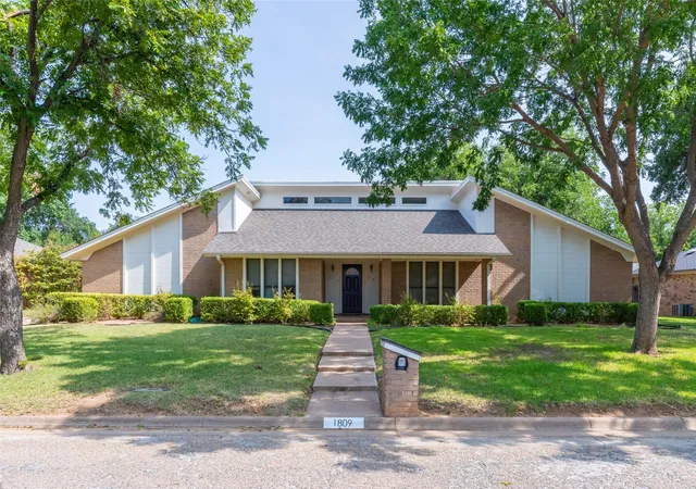 Photo 2 of Sale Pending at 1809 Lytle Shores Dr, Abilene, TX 79602 | MLS# 21351733 | Listing updated on 2026-08-21