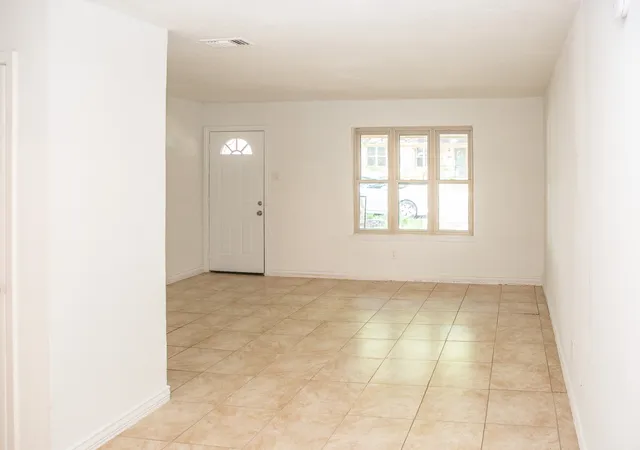 Photo 4 of Townhouse for sale at 13552 Waterfall Wy, Dallas, TX 75240 | MLS# 21341017 | Listing updated on 2026-09-17