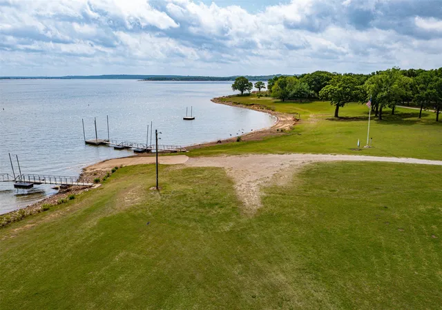 2nd image of 301 Cedar Point Cir, Gordonville, TX 76245 | MLS# 21351714