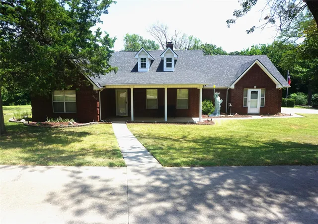 Photo 2 of Single family home for sale at 610 S Lillis Ln, Denison, TX 75020 | MLS# 21350527 | Listing updated on 2026-08-06