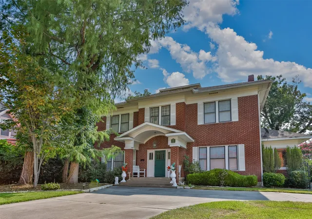 1st image of 1118 S Lindsay St, Gainesville, TX 76240 | MLS# 21345782