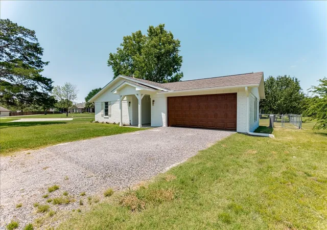 2nd image of 104 Pontiac Dr, Gainesville, TX 76240 | MLS# 21341011