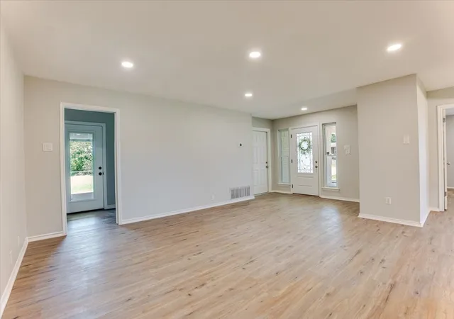 Photo 4 of Single family home for sale at 104 Pontiac Dr, Gainesville, TX 76240 | MLS# 21341011 | Listing updated on 2026-08-05