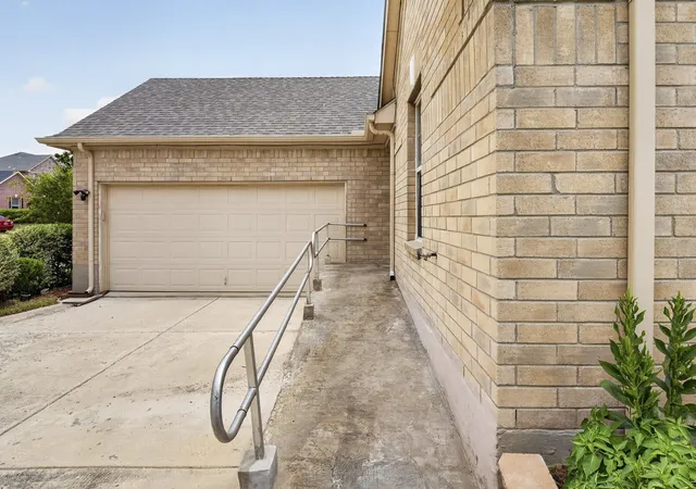 5th image of 119 Matamoros St, Grand Prairie, TX 75051 | MLS# 21335213