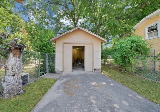 Photo 2 of Single family home for sale at 515 Woodrow Ave, Fort Worth, TX 76105 | MLS# 21349745 | Listing updated on 2026-08-06