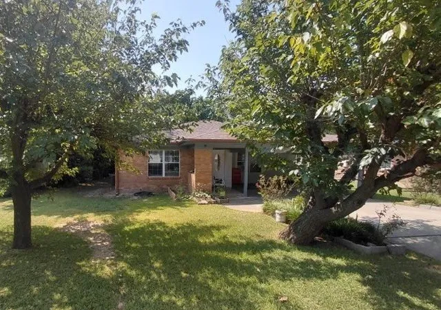 Photo 3 of Single family home for sale at 1528 E King St, Sherman, TX 75090 | MLS# 21351957 | Listing updated on 2026-09-29