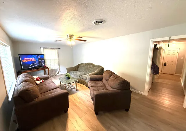 Photo 3 of Single family home for sale at 1528 E King St, Sherman, TX 75090 | MLS# 21351957 | Listing updated on 2026-09-29