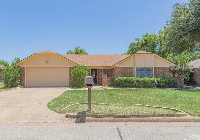 Photo 2 of Single family home for sale at 1015 Meadowlark Ln, Granbury, TX 76048 | MLS# 21349895 | Listing updated on 2026-09-25