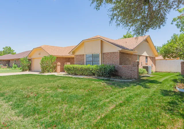 Photo 3 of Single family home for sale at 1015 Meadowlark Ln, Granbury, TX 76048 | MLS# 21349895 | Listing updated on 2026-09-25