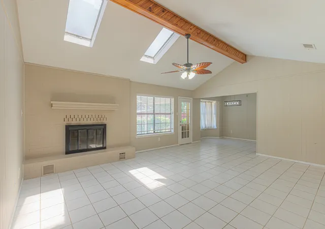 Photo 4 of Single family home for sale at 1015 Meadowlark Ln, Granbury, TX 76048 | MLS# 21349895 | Listing updated on 2026-09-25