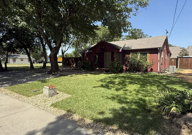 Photo 1 of Single family home for sale at 528 S Coppell Rd, Coppell, TX 75019 | MLS# 21338978 | Listing updated on 2026-08-20