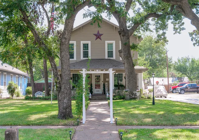 Photo 2 of Single family home for sale at 1305 S Crockett St, Sherman, TX 75090 | MLS# 21336551 | Listing updated on 2026-08-24