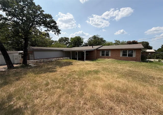 Photo 2 of Single family home for sale at 1832 Smokehouse Rd, Granbury, TX 76049 | MLS# 21352152 | Listing updated on 2026-08-07