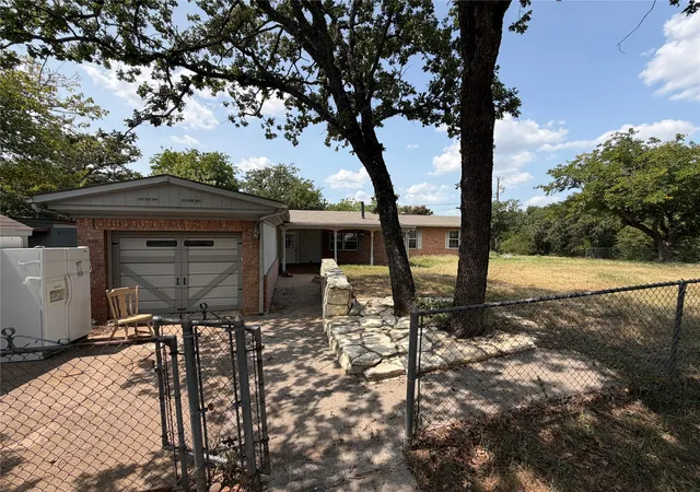 Photo 3 of Single family home for sale at 1832 Smokehouse Rd, Granbury, TX 76049 | MLS# 21352152 | Listing updated on 2026-08-07