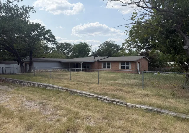 Photo 3 of Single family home for sale at 1832 Smokehouse Rd, Granbury, TX 76049 | MLS# 21352152 | Listing updated on 2026-08-07