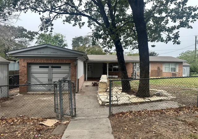 Photo 4 of Single family home for sale at 1832 Smokehouse Rd, Granbury, TX 76049 | MLS# 21352152 | Listing updated on 2026-08-07