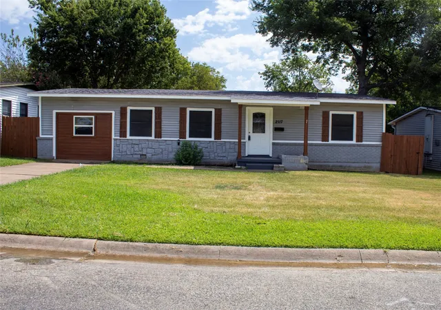 Photo 1 of Single family home for sale at 2117 N Hickory St, Sherman, TX 75092 | MLS# 21337800 | Listing updated on 2026-08-18