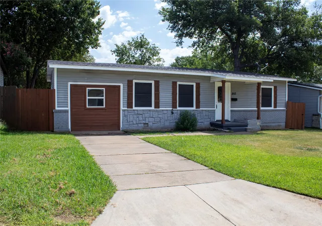Photo 2 of Single family home for sale at 2117 N Hickory St, Sherman, TX 75092 | MLS# 21337800 | Listing updated on 2026-08-18