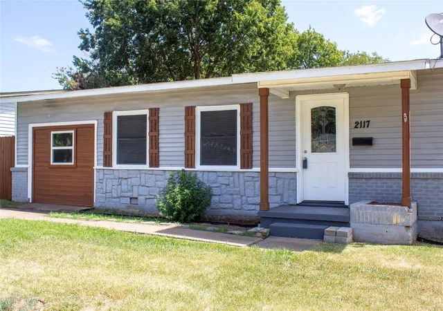 Photo 3 of Single family home for sale at 2117 N Hickory St, Sherman, TX 75092 | MLS# 21337800 | Listing updated on 2026-08-18