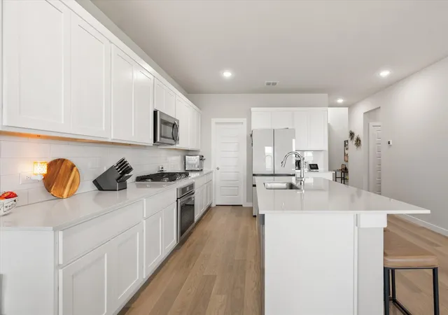 Photo 4 of Single family home for sale at 1421 Arciones Rd, Fort Worth, TX 76052 | MLS# 21348827 | Listing updated on 2026-10-06