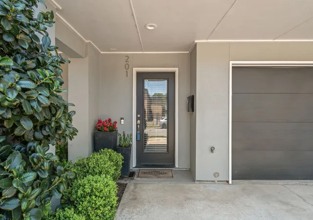 Photo 3 of Sale Pending at 4039 Congress Ave #201, Dallas, TX 75219 | MLS# 21339977 | Listing updated on 2026-08-30