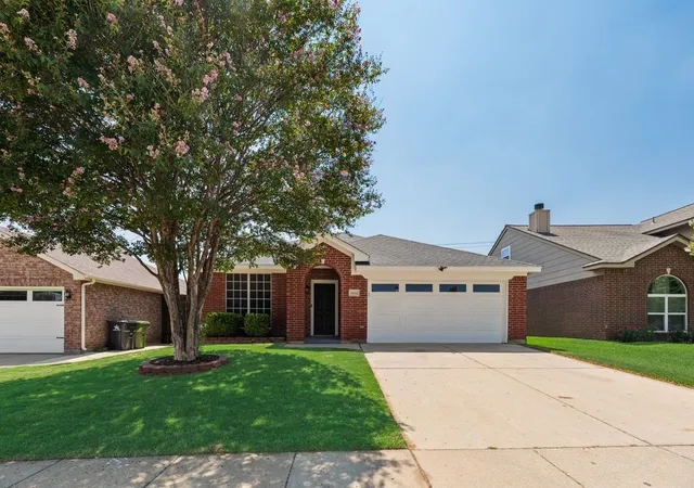 Photo 2 of Sale Pending at 6614 Spartan Dr, Arlington, TX 76001 | MLS# 21348951 | Listing updated on 2026-08-26