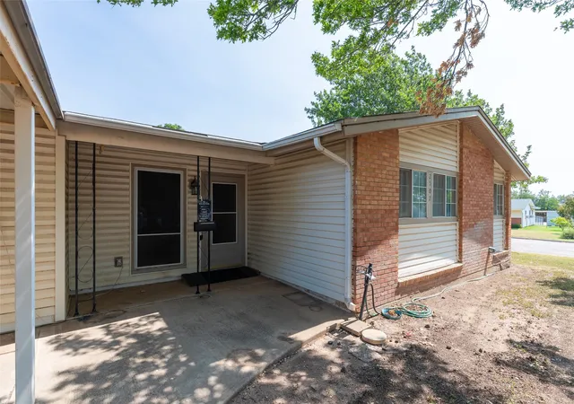 Photo 3 of Single family home for sale at 2502 Bennett Dr, Abilene, TX 79605 | MLS# 21350481 | Listing updated on 2026-08-22