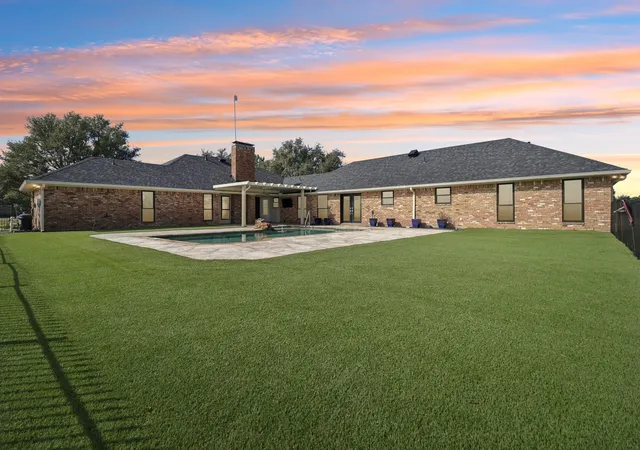 Photo 3 of Single family home for sale at 261 Meadowpark, Rockwall, TX 75032 | MLS# 21352346 | Listing updated on 2026-08-22