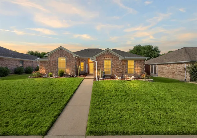 Photo 1 of Single family home for sale at 327 Choctaw Trl, Waxahachie, TX 75165 | MLS# 21350018 | Listing updated on 2026-08-30