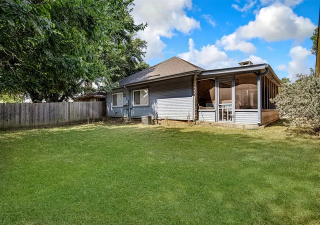 Photo 3 of Sale Pending at 3507 Hudson Dr, Arlington, TX 76015 | MLS# 21350054 | Listing updated on 2026-08-25