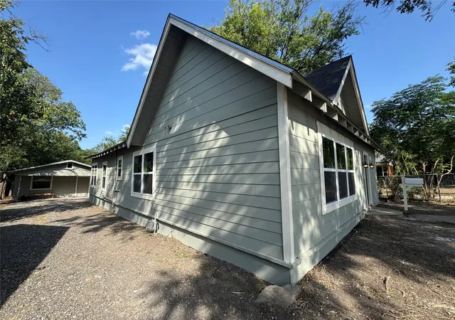 Photo 3 of Single family home for sale at 1613 N 15Th St, Waco, TX 76707 | MLS# 21352658 | Listing updated on 2026-08-06