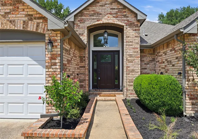 Photo 4 of Sale Pending at 2313 Whitman Ln, Flower Mound, TX 75028 | MLS# 21351019 | Listing updated on 2026-08-31